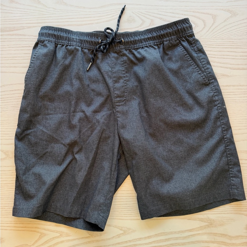 Men’s Departwest hybrid stretch shorts. Size Large. 5 colors available.